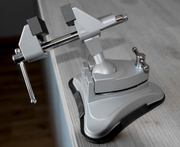 ВРАЩАЮЩИЕСЯ НА 360° ТИСКИ ДЛЯ МОДЕЛИРОВАНИЯ С ПРИСОСКОЙ