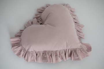 декоративная подушка с рюшами в форме сердца розово-серая