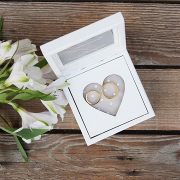 КОРОБКА ДЛЯ ОБРУЧАЛЬНЫХ КОЛЬЦ БЕЛАЯ с гравировкой СЕРДЦЕ