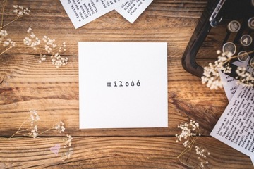 Белый футляр, коробка, упаковка, папка для CD/DVD, черная надпись LOVE.