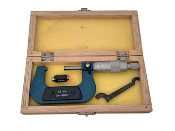 MIKROMETR ZEWNĘTRZNY 25-50 / 0,01 mm DREWNIANY BOX
