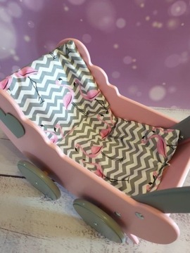 КОЛЯСКА ДЛЯ ДЕРЕВЯННОЙ КУКЛЫ, ХОДУНКИ + ПОСТЕЛЬНОЕ ПРИНАДЛЕЖЕНИЕ