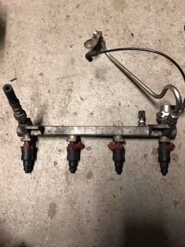 OPEL VECTRA B 2.0 LISTWA WTRYSKOWA 90411551