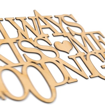 Надпись на деревянной стене Всегда целуй меня спокойной ночи