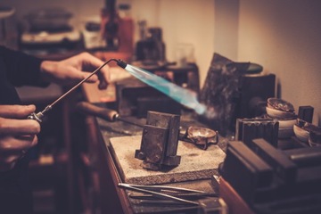 ОБРУЧАЛЬНОЕ КОЛЬЦО БЕЛОЕ ЗОЛОТО РУБИН 585 ПРОБЫ