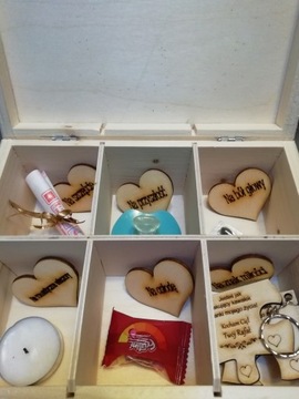 деревянная шкатулка, чайный сервиз, предметы первой необходимости