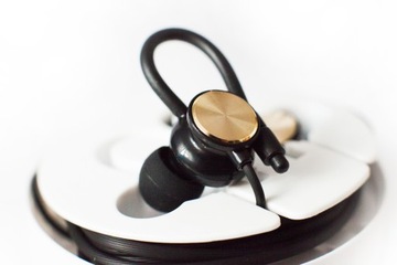 НАУШНИКИ-ВКЛАДЫШИ ДЛЯ СПОРТИВНОГО БЕГА, ВЕЛОСИПЕДА