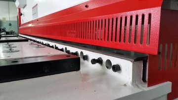 ГИДРАВЛИЧЕСКИЕ НОЖНИЦЫ ГИЛЬОТИННЫЕ 8x2500 + МАСЛО