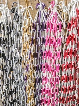 Вешалка-цепочка пластиковая черно-белая, 1 м.