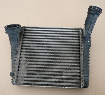 AUDI Q7 VW TOUAREG CHLADIČ INTERCOOLER 3.0 TDI