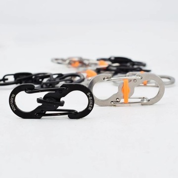 Металлический карабин типа S для крепления рюкзака.