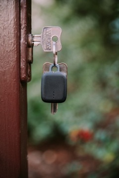 notiOne PLAY KEYS LOCATER СОБАКА АВТОМОБИЛЬ ВЕЛОСИПЕД