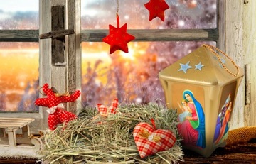 Рождественская вафля на столе под скатертью