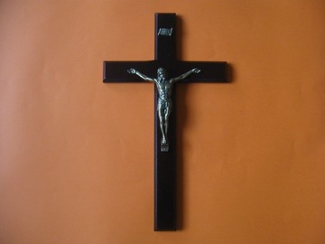 Krzyż drewniany mahoń na ścianę 42/24 cm w folii