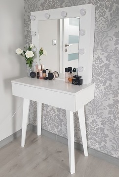 ТРУБНОЙ СТОЛИК ДЛЯ МАКИЯЖА С ЗЕРКАЛНОЙ ПОДСВЕТКОЙ