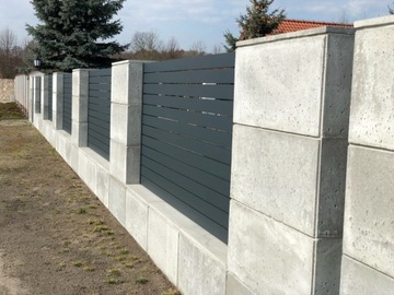Гладкий архитектурный забор из бетонных блоков