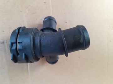 TRÓJNIK KRÓCIEC WODY VW AUDI 2.0 TDI 4F0122293A