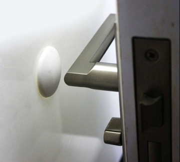 ДВЕРНОЙ ОТШИК, САМОКЛЕЯЩИЙСЯ К СТЕНЕ