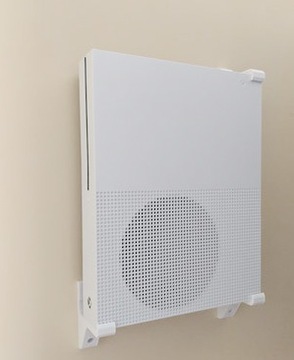 Вешалка для Xbox One X повесит консоль на стену