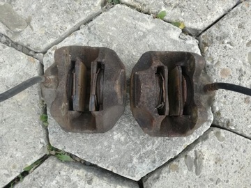 ZACISK LEWY PRZÓD WENTYLOWANY W107 W126