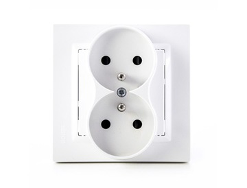 SIMON 10 двойная розетка белая CGZ2M/11