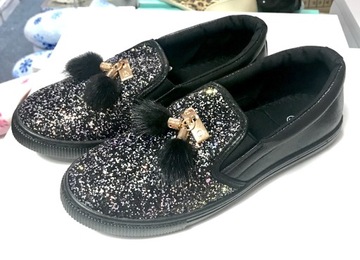 TRAMPKI SLIP-ON BROKAT POMPON CZARNE 38