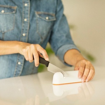 Точилка для ножей FISKARS Roll-Sharp белая 1014214