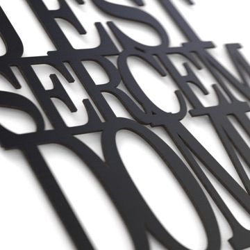 Деревянная надпись на стене Кухня – сердце дома