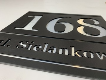 Адресная табличка с номером дома на каждый дом