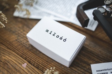 Pudełko na pendrive MIŁOŚĆ białe małe opakowanie pudełeczko Zdjęcia instax