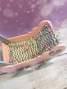 КОЛЯСКА ДЛЯ ДЕРЕВЯННОЙ КУКЛЫ, ХОДУНКИ + ПОСТЕЛЬНОЕ ПРИНАДЛЕЖЕНИЕ