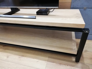Стол-кабинет HiFi RTV, изготовленный на заказ производителем.