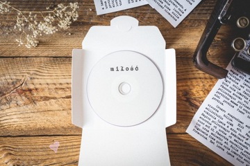 Белый футляр, коробка, упаковка, папка для CD/DVD, черная надпись LOVE.