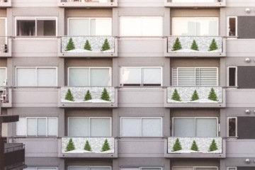 РОЖДЕСТВЕНСКИЕ праздники, украшение елки на балконе.