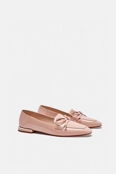 ZARA - pudrowee lakierowane mokasyny z kokardą -40