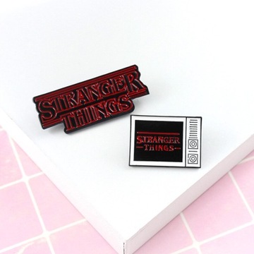 Stranger Things Scoops Ahoy emaliowa przypinka