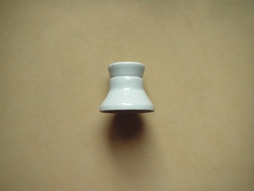 Фарфоровый светильник 220В для лампочки с резьбой Е27.