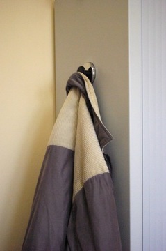 Сильный магнит с подвеской.