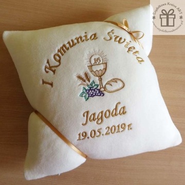 Подарок девочке к первому причастию – вышитая подушка.