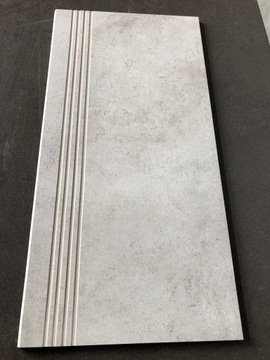 Бетонная лестница, серая плитка БЕТОННАЯ КОНСТРУКЦИЯ 30Х60