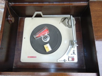 Винтажная радиола Philips 1970 года, в рабочем состоянии.