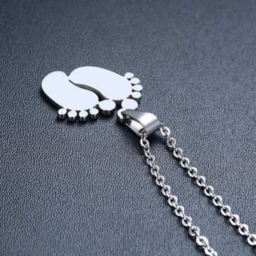 ОЖЕРЕЛЬЕ-КУЛОН «ДЕТСКИЕ НОЖКИ», ГРАВИРОВКА ИМЕН