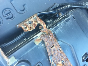 DRŽÁKY KOLA REZERVY JEEP CHEROKEE LIBERTY KJ
