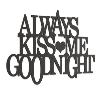 Надпись на деревянной стене Всегда целуй меня спокойной ночи