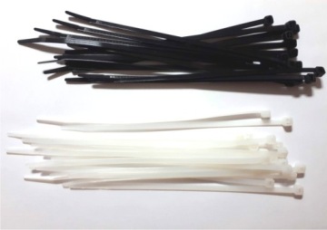 РОЖДЕСТВЕНСКИЕ праздники, украшение елки на балконе.