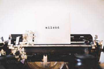 Белый футляр, коробка, упаковка, папка для CD/DVD, черная надпись LOVE.