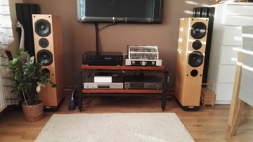 Стол-кабинет HiFi RTV, изготовленный на заказ производителем.