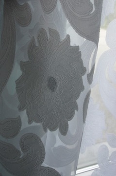 ЖАККАРДОВАЯ ШТОРА, БЕЛЫЕ АПЛИКАЦИИ, тисненая ВЫШИВКА, ОЧЕНЬ ДЕТСКИЙ УЗОР, ОРНАМЕНТ