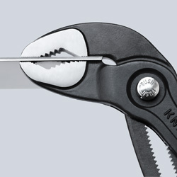 РЕГУЛИРУЕМЫЕ ЩИПЦЫ COBRA ТРУБНЫЙ КЛЮЧ 150 мм KNIPEX
