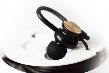 НАУШНИКИ-ВКЛАДЫШИ ДЛЯ СПОРТИВНОГО БЕГА, ВЕЛОСИПЕДА